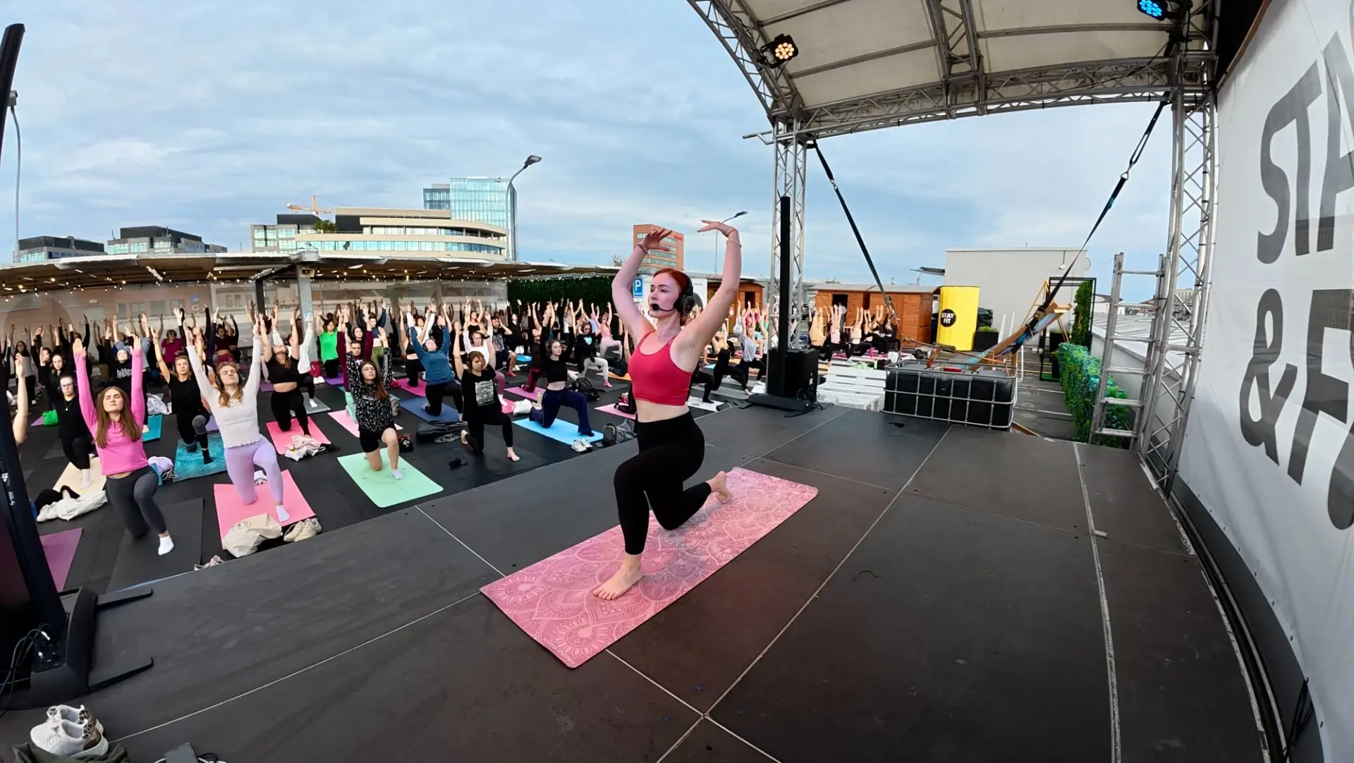 lucie-ruzickova-joga-verejna-lekce-03 lucie ruzickova joga verejna lekce 03 - Lucie Růžičková